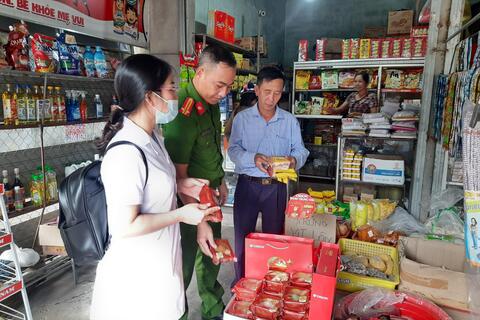 UBND xã Đồng Văn thực hiện kiểm tra an toàn thực phẩm trong dịp tết trung thu